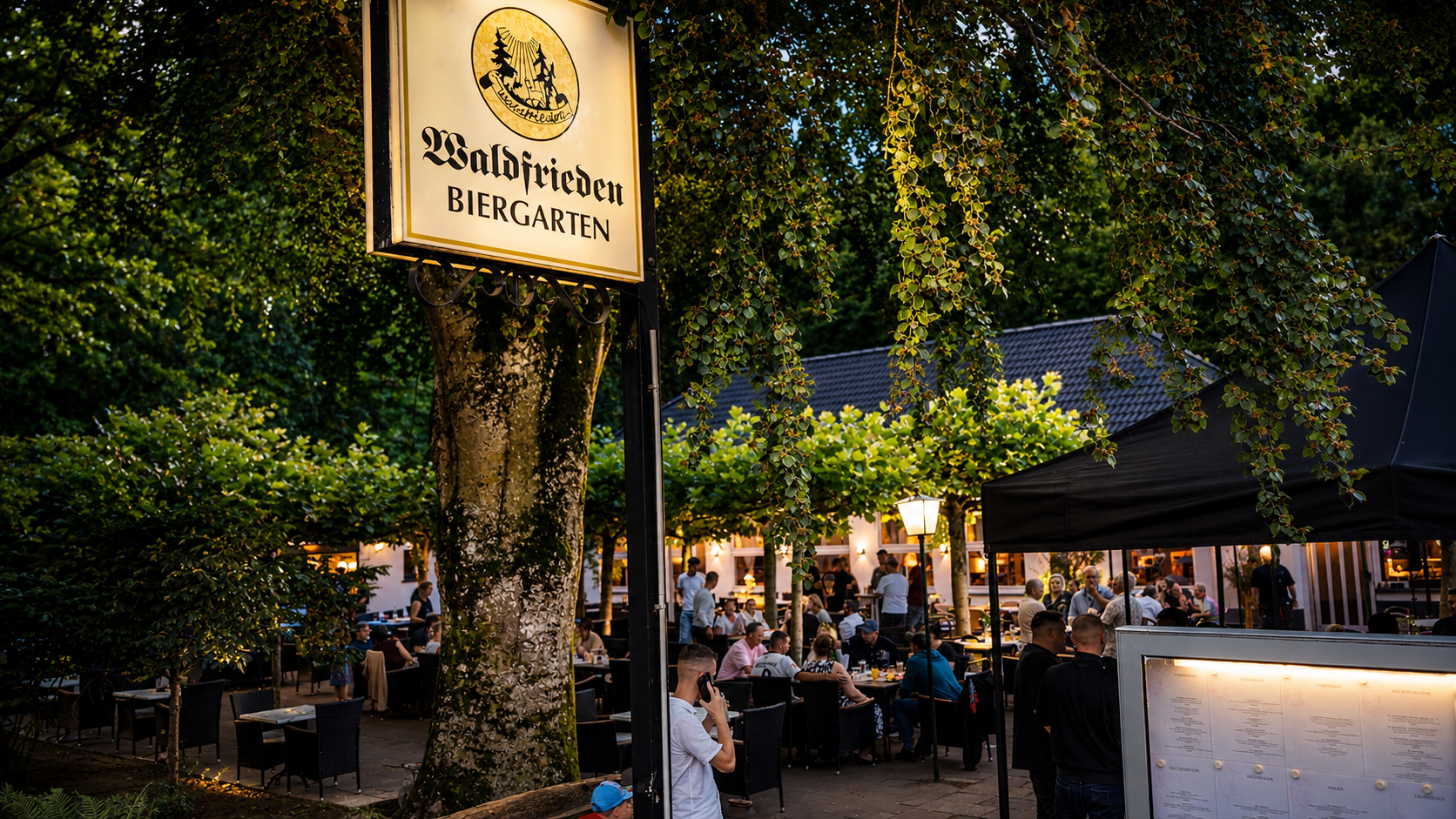Waldfrieden Biergarten am Abend — Eingang mit Schild in der Bockerter Heide
