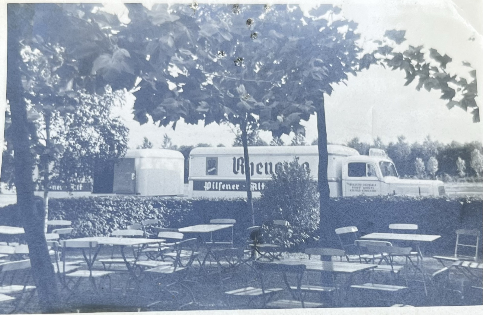 Bierlieferung im Biergarten