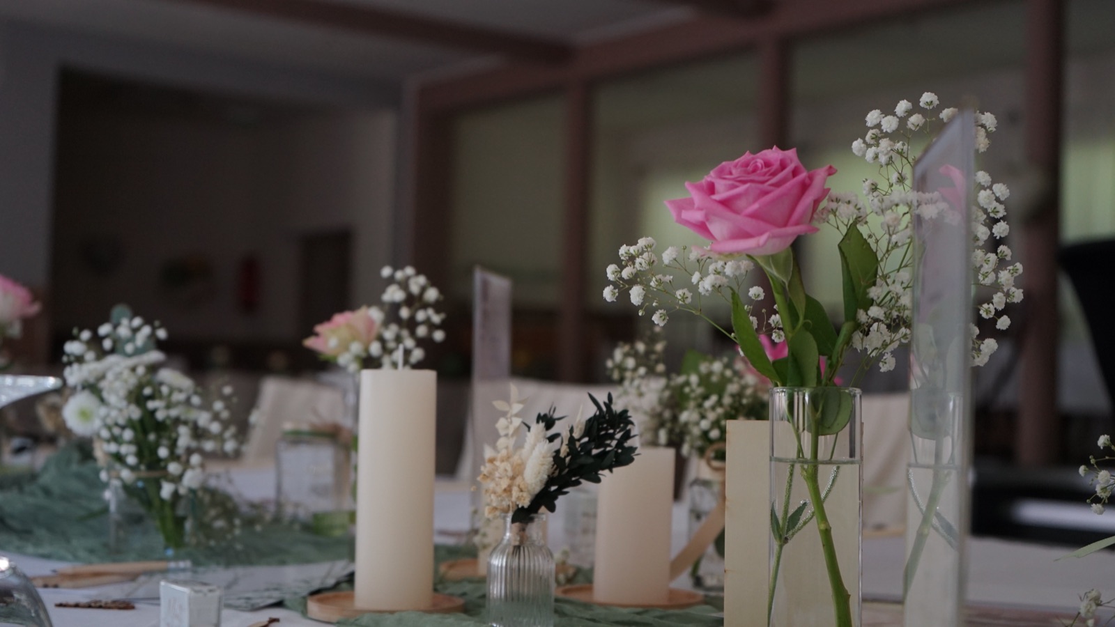 Blumendekoration auf dem Hochzeitstisch